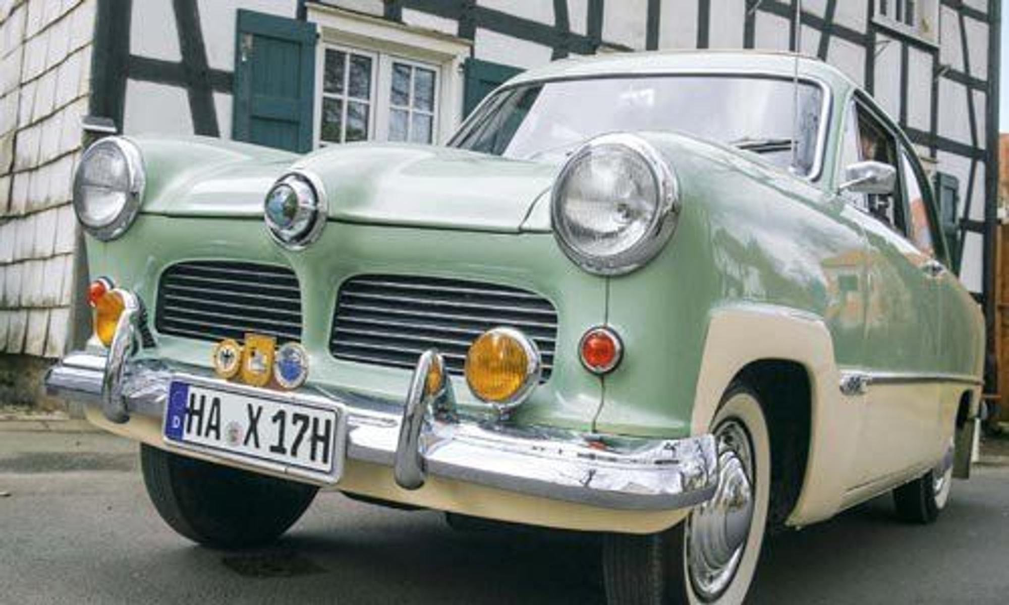 Foto eines lindgrün-weißen Ford-2M-Oldtimers mit verchromten Radkappen
