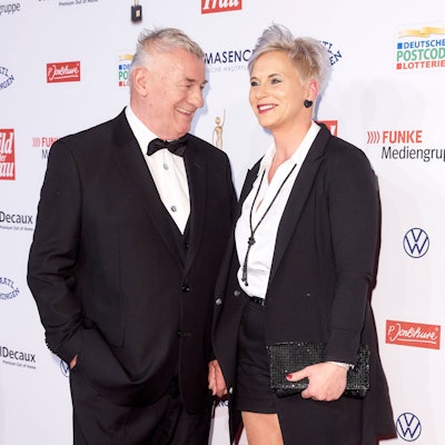 Heinz Hoenig mit Ehefrau Annika Kärsten auf dem roten Teppich bei der Verleihung der Goldenen Bild der Frau im Stage Theater Neue Flora in Hamburg.