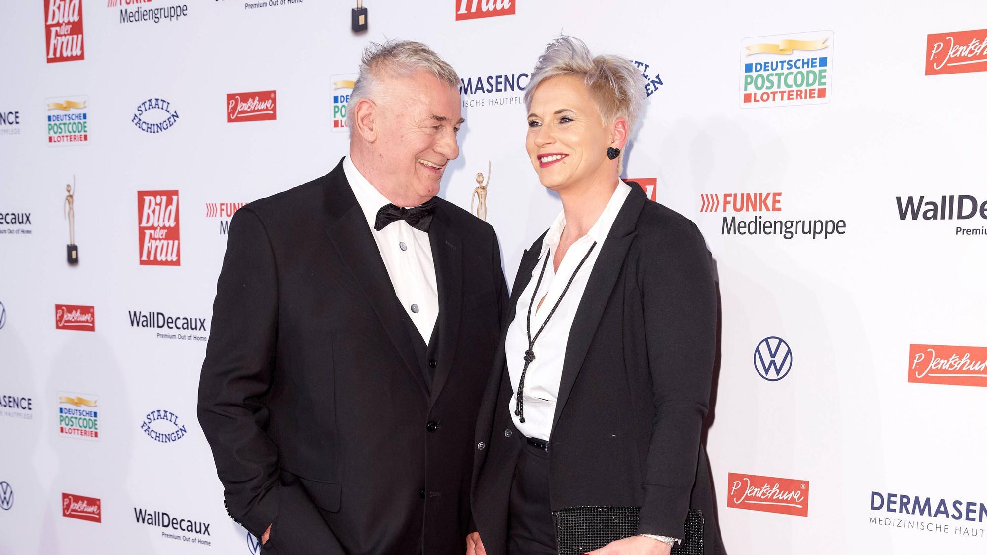 Heinz Hoenig mit Ehefrau Annika Kärsten-Hoenig auf dem roten Teppich bei der Verleihung der Goldenen „Bild der Frau“.
