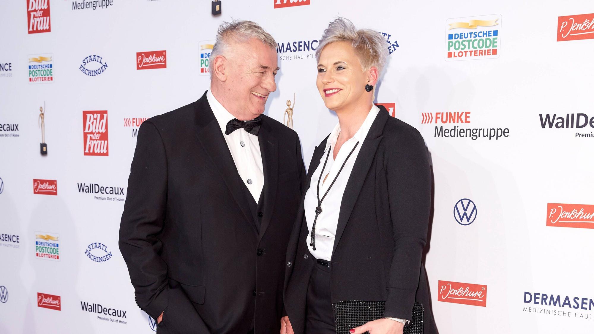 Heinz Hoenig mit Ehefrau Annika auf dem roten Teppich bei der Verleihung der „Goldenen Bild“.