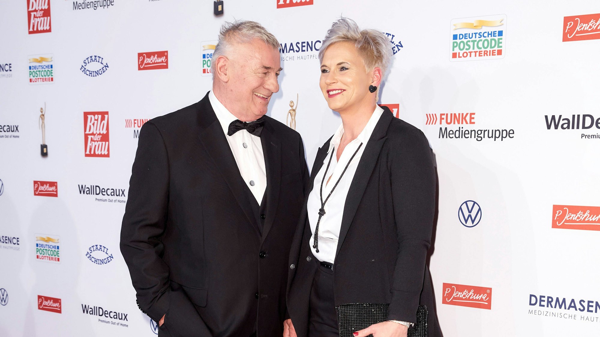 Heinz Hoenig mit Ehefrau Annika auf dem roten Teppich bei der Verleihung der „Goldenen Bild“.