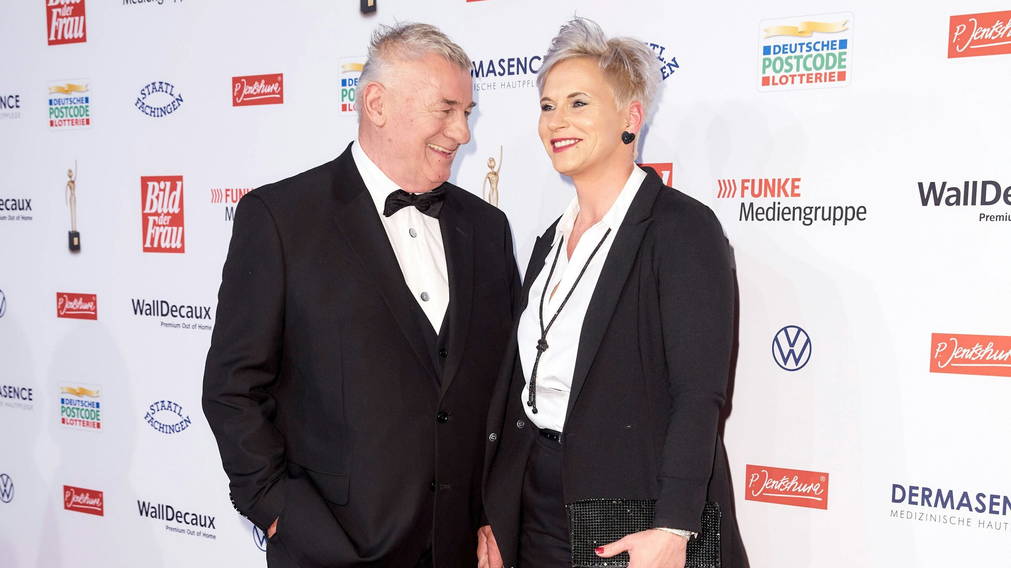 Heinz Hoenig mit Ehefrau Annika Kärsten auf dem roten Teppich bei der Verleihung der Goldenen Bild der Frau im Stage Theater Neue Flora in Hamburg.