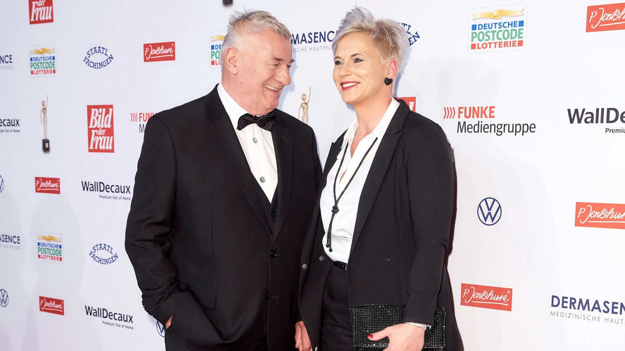 VHeinz Hoenig mit Ehefrau Annika Kärsten auf dem roten Teppich bei der Verleihung der Goldenen Bild der Frau im Stage Theater Neue Flora in Hamburg.