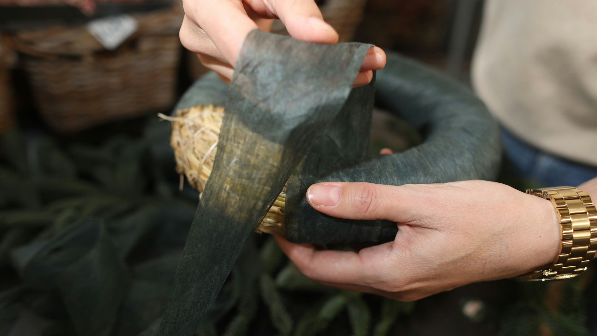 Der Römer wird mit grünem Band umwickelt, damit Fehler nicht so auffallen.
