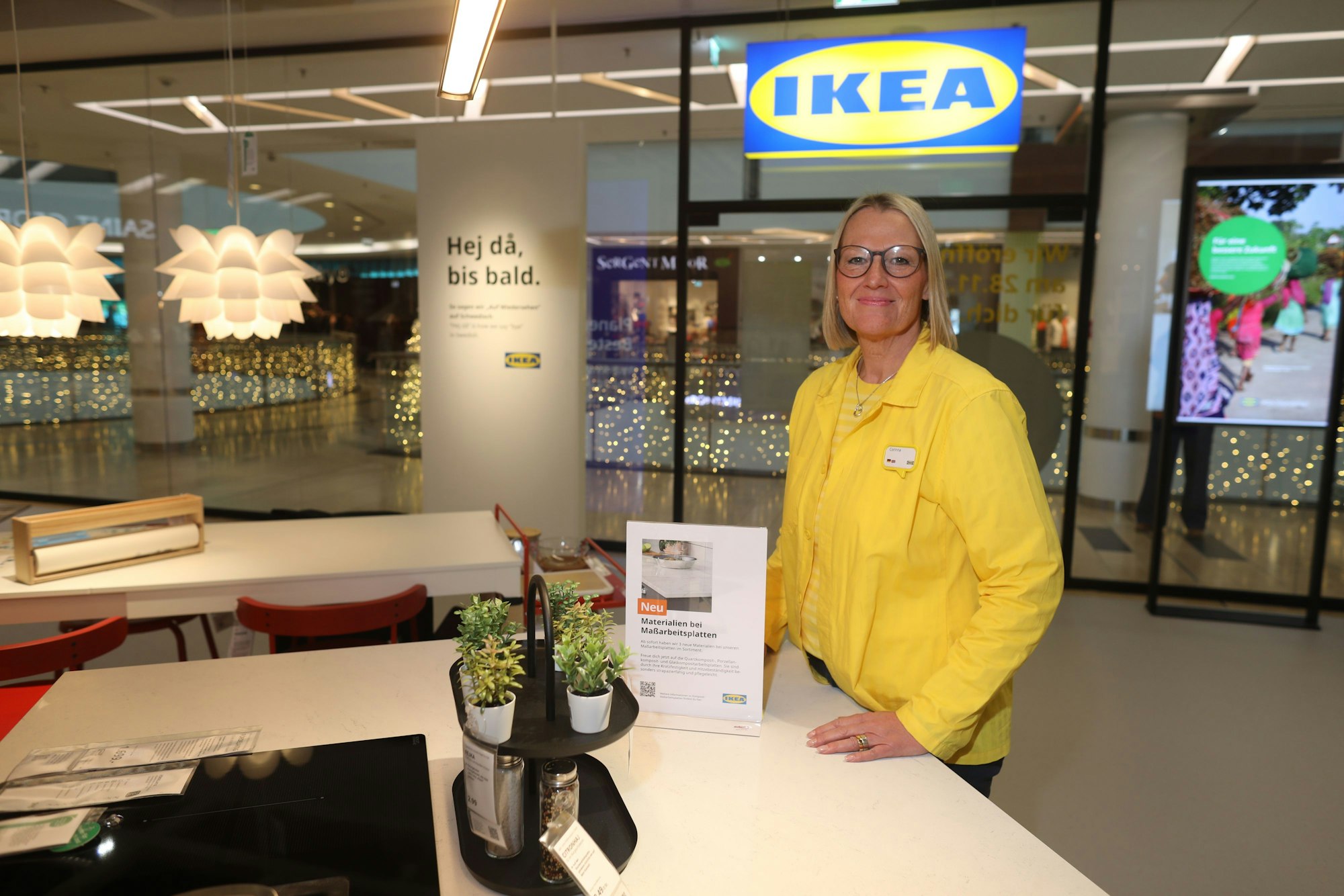 Marketingleiterin Corinna van Suntum in der neuen Mini-Filiale