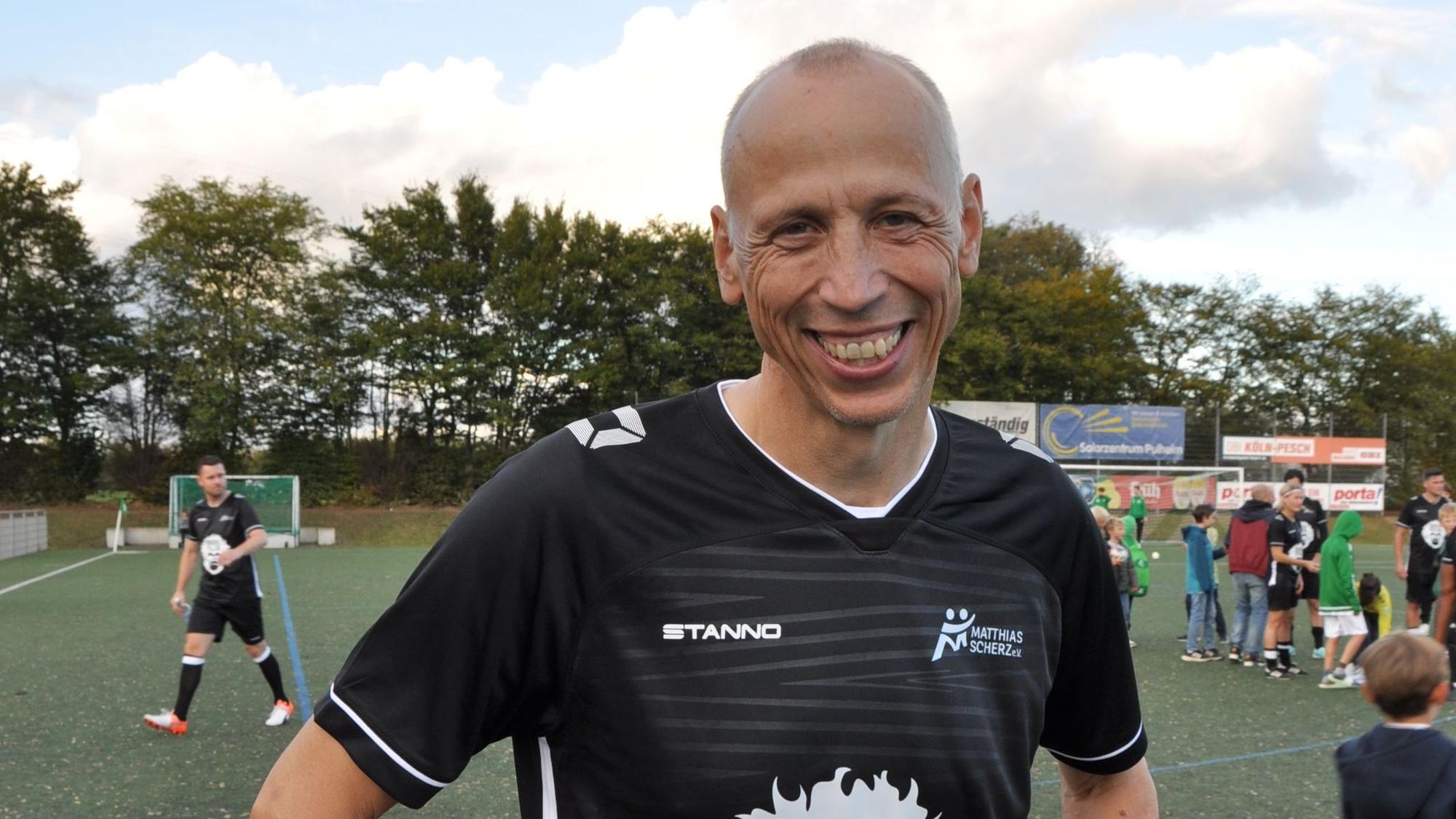 Das Bild zeigt Matthias Scherz in einem schwarzen T-Shirt.