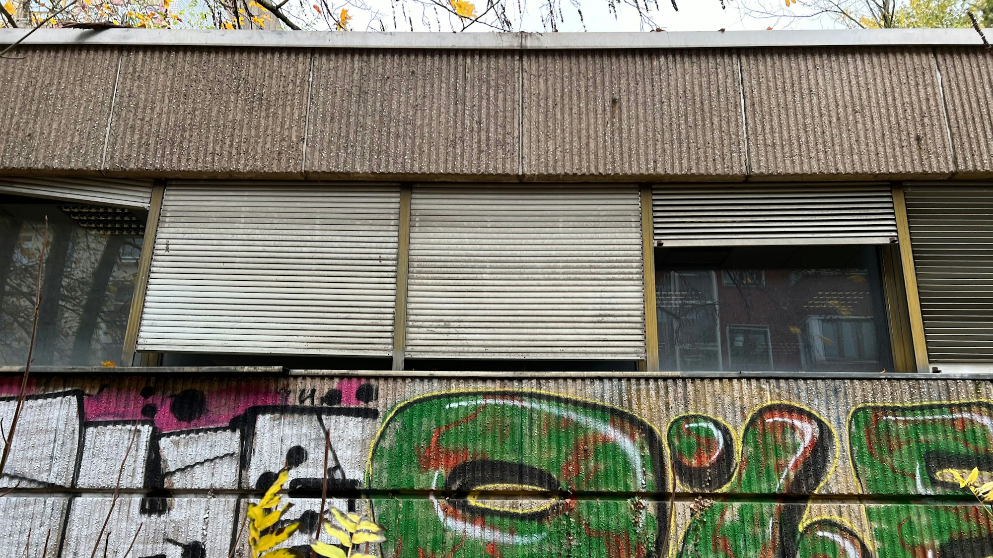 Das Rechtshaus an der Gottfried-Keller-Straé verfällt weiter: Man sieht Graffiti, die Rolläden sind kaputt.