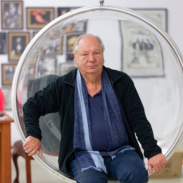 Der Kabarettist Wilfried Schmickler sitzt bei einem Interview anlässlich seines 70. Geburtstags in einem Hängesessel.