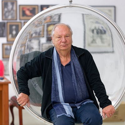 Der Kabarettist Wilfried Schmickler sitzt bei einem Interview anlässlich seines 70. Geburtstags in einem Hängesessel.