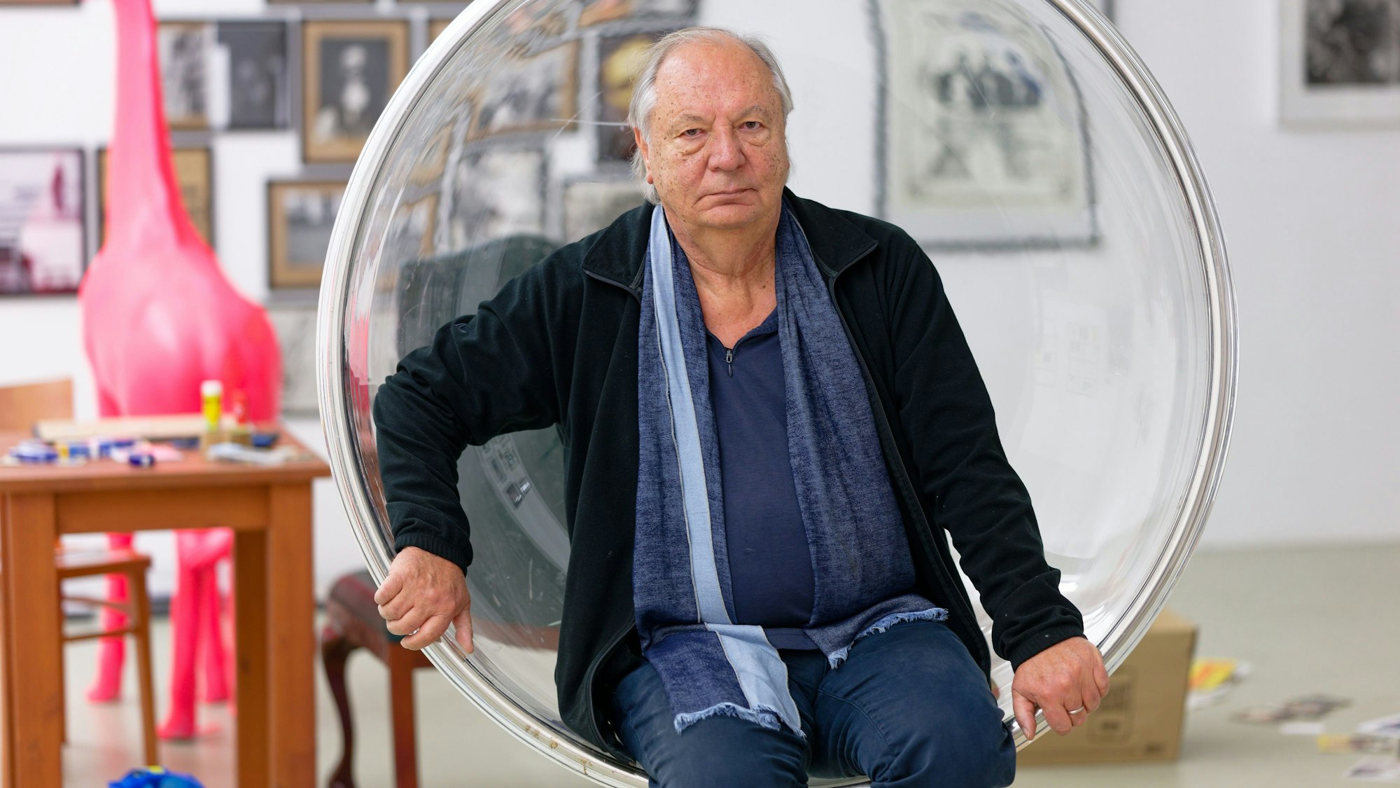 Der Kabarettist Wilfried Schmickler sitzt bei einem Interview anlässlich seines 70. Geburtstags in einem Hängesessel.