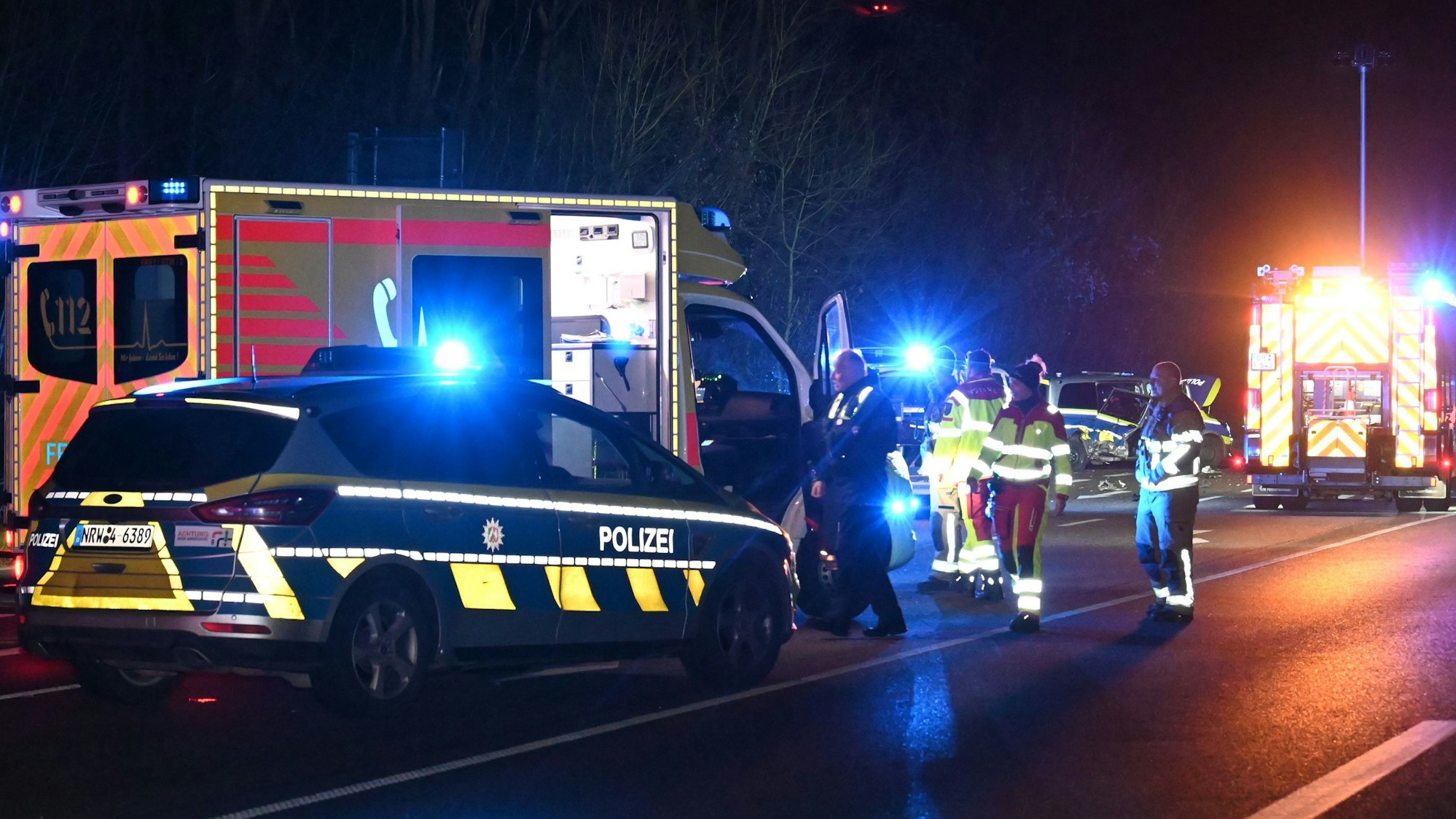 Das Bild zeigt Einsatzkräfte an der Unfallstelle.