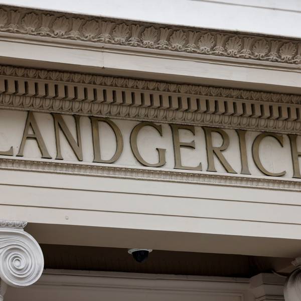 Blick auf den Schriftzug „Landgericht“ an der Fassade des Gerichtsgebäudes in Bonn.