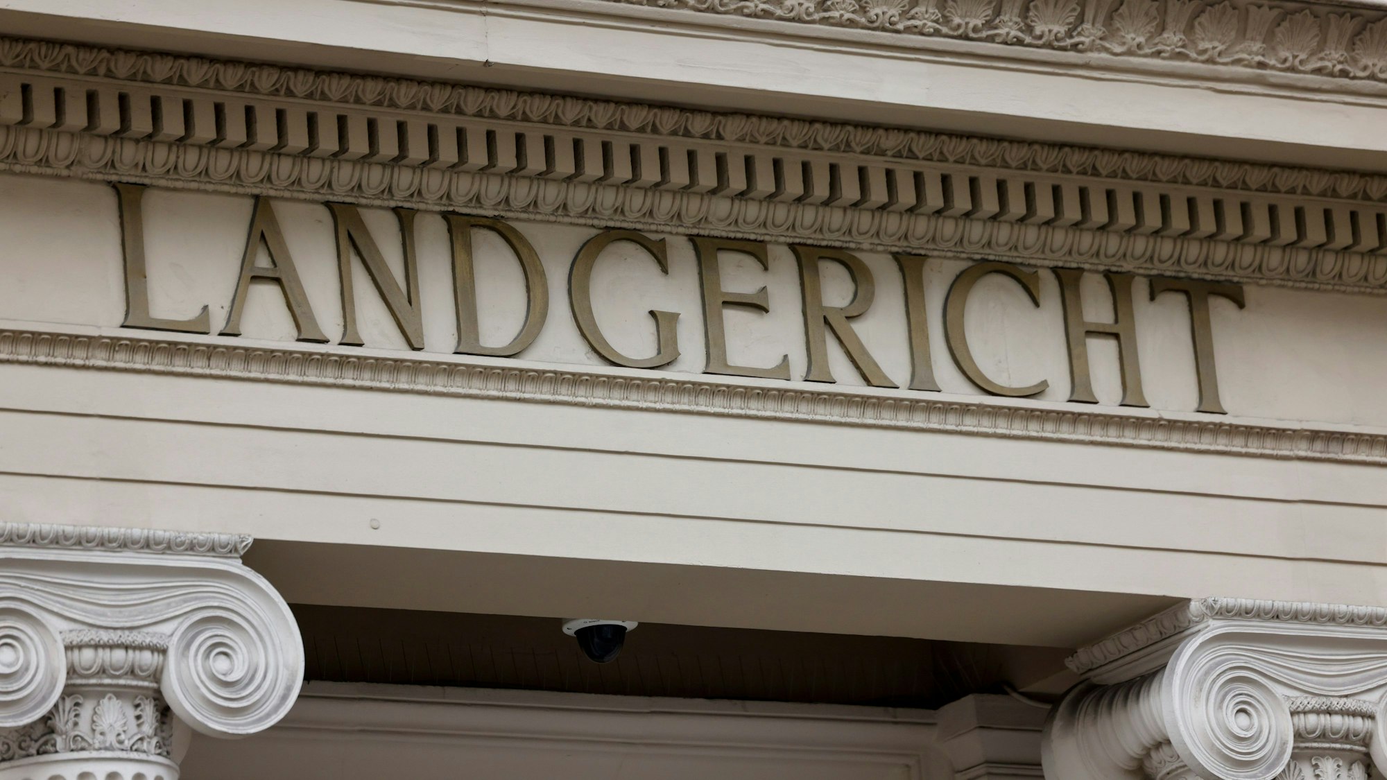 Blick auf den Schriftzug „Landgericht“ an der Fassade des Gerichtsgebäudes in Bonn.