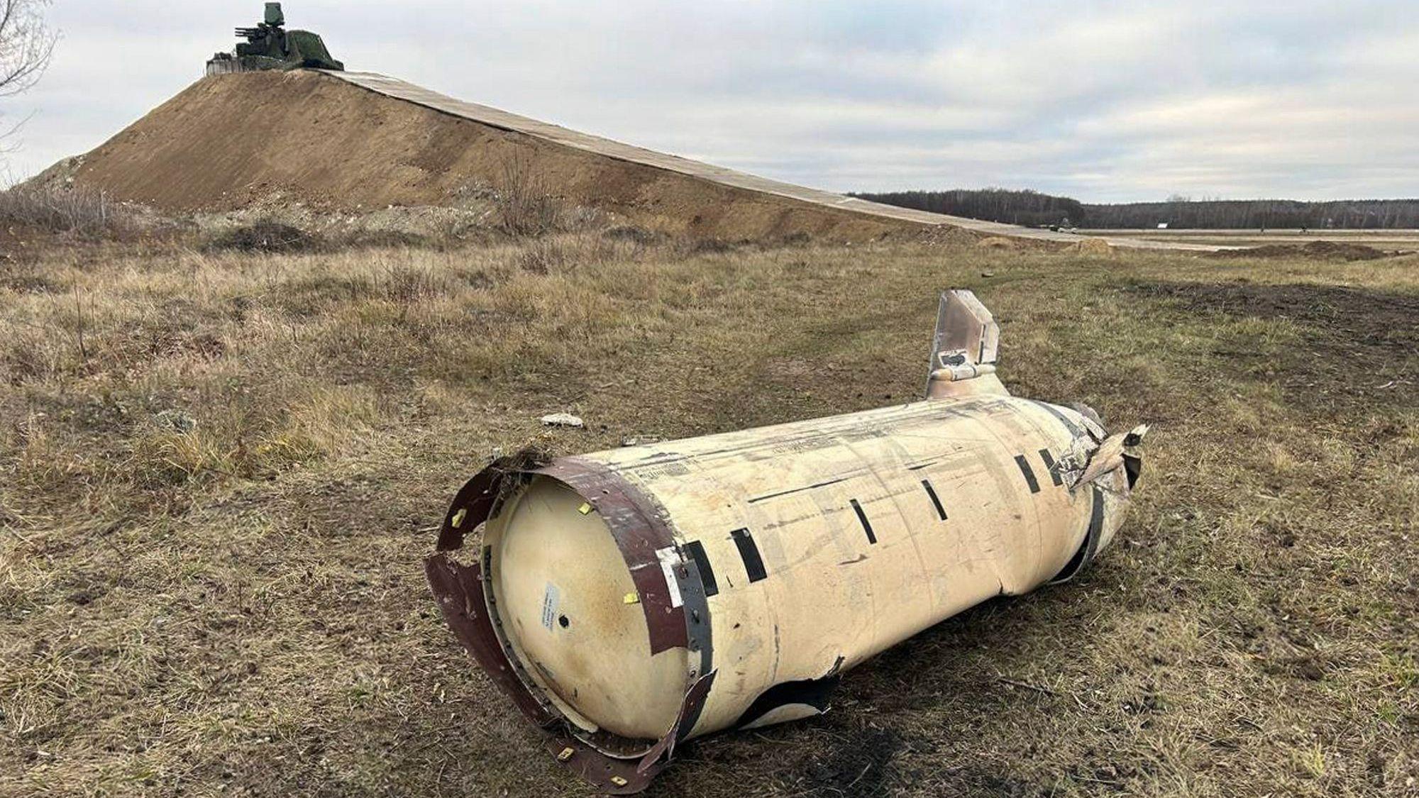 Ein Foto des russischen Verteidigungsministeriums soll Trümmer einer ATACMS-Rakete auf dem Gelände des Flughafens Kursk-Wostotschny in Russland zeigen.
