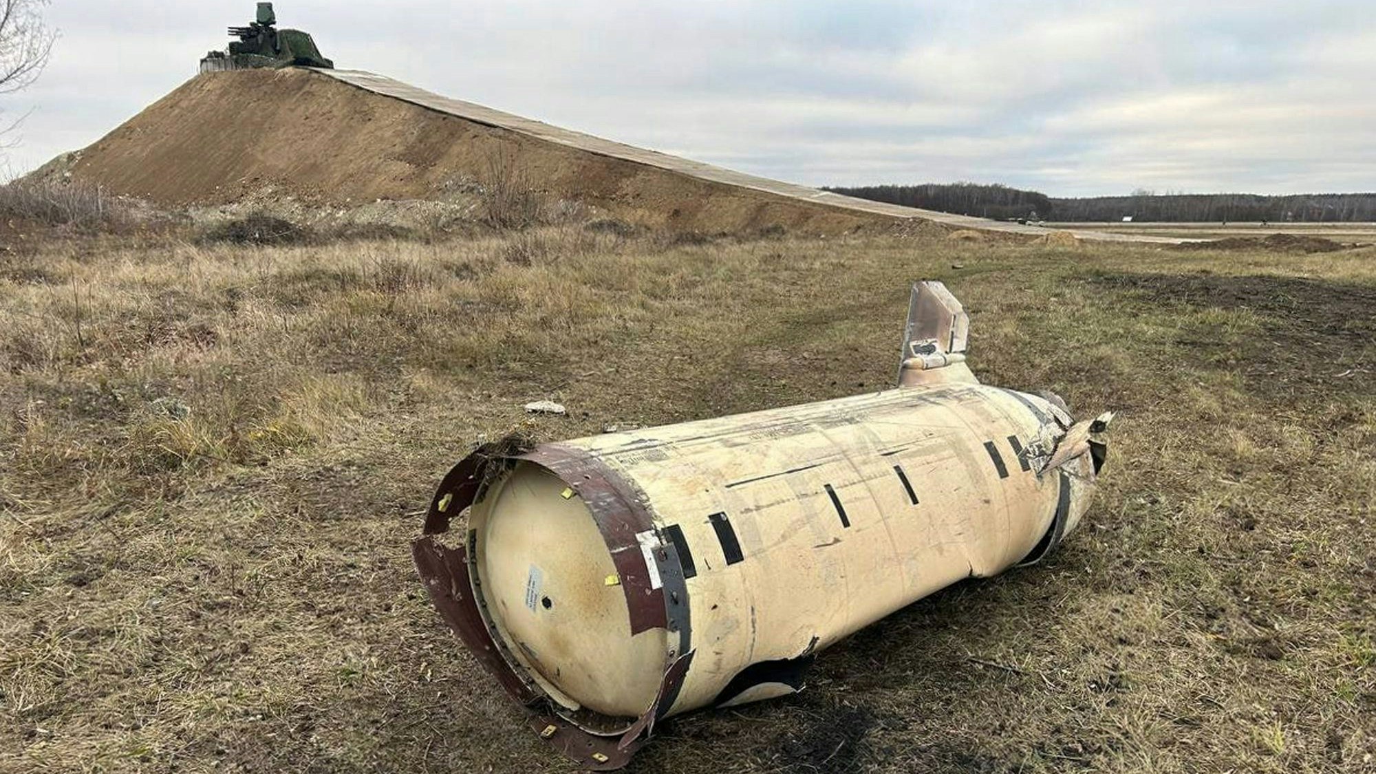 Ein Foto des russischen Verteidigungsministeriums soll Trümmer einer ATACMS-Rakete auf dem Gelände des Flughafens Kursk-Wostotschny in Russland zeigen.