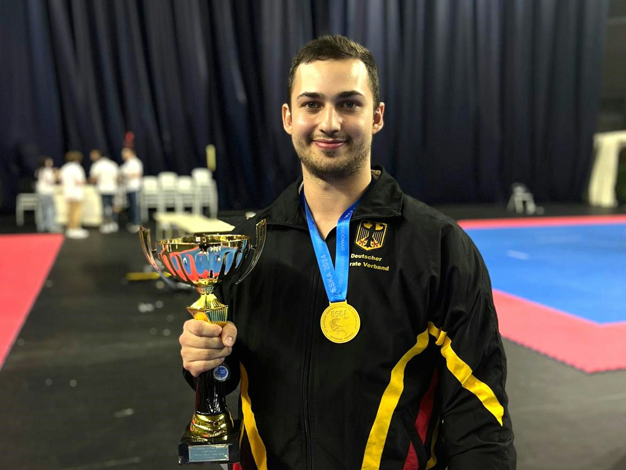 Yannick Drescher zeigt den EM-Pokal