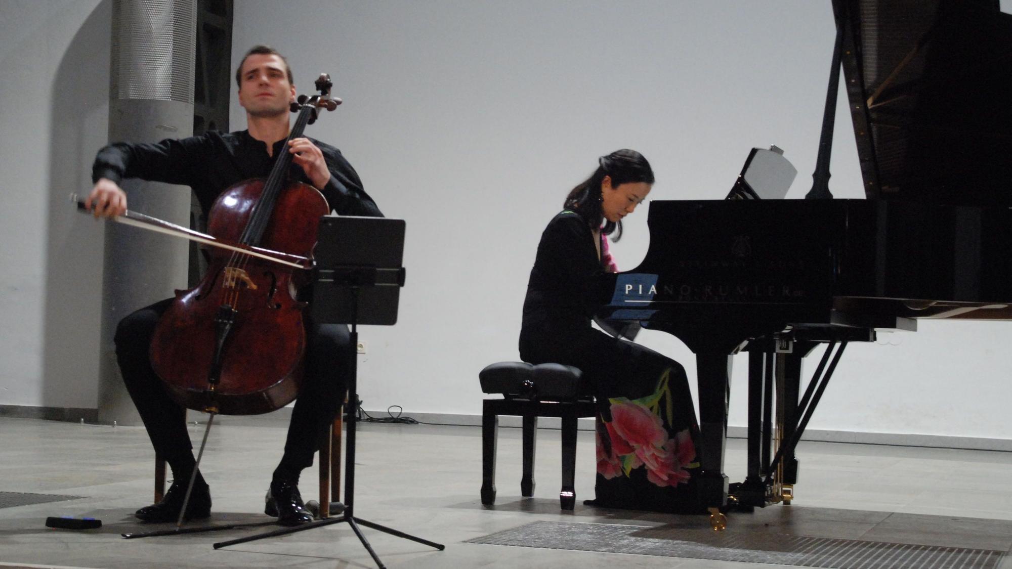Das Duo Friedrich Thiele (Violoncello) und Naoko Sonoda (Klavier) beim Auftritt in Bad Münstereifel.
