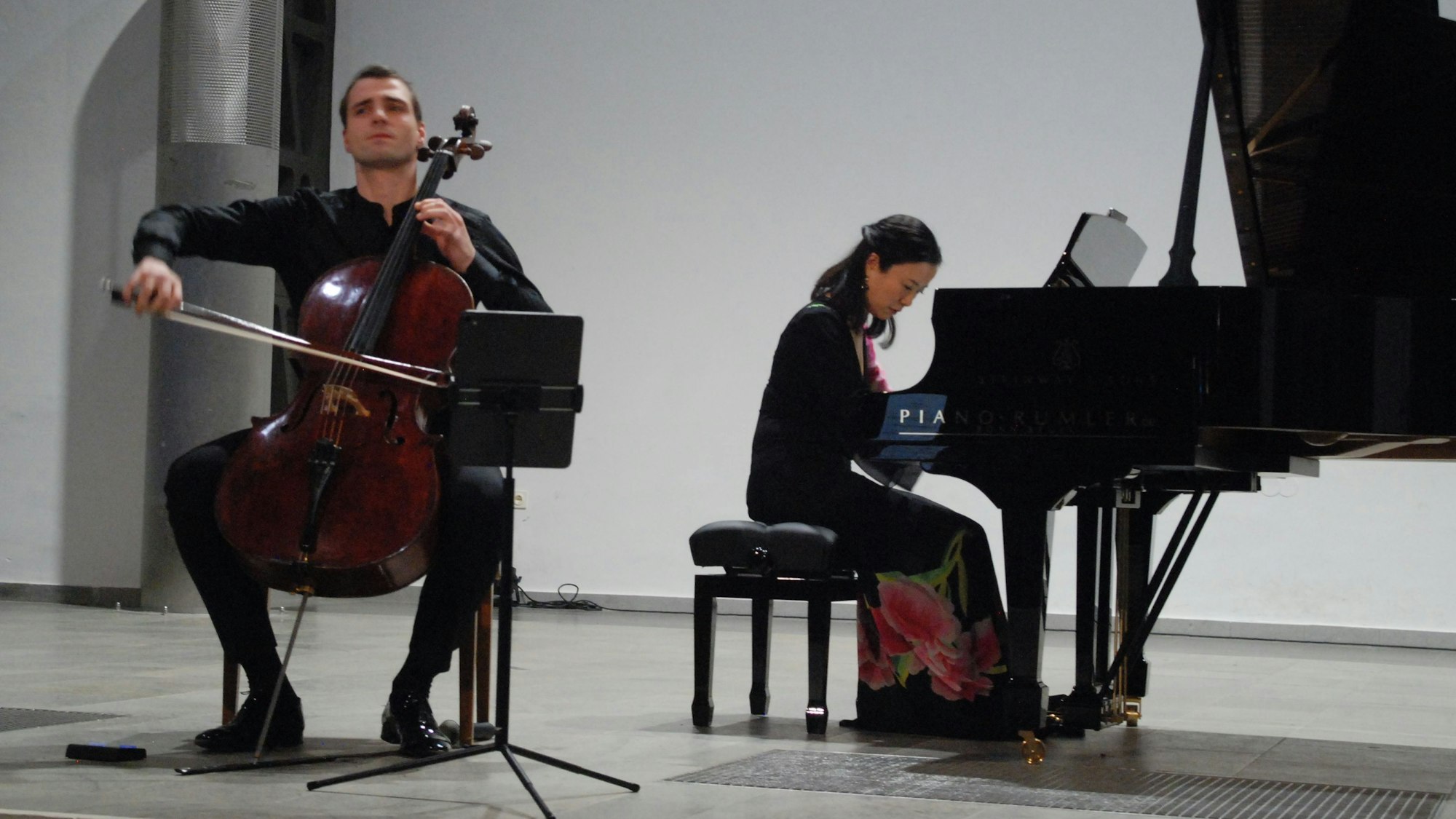 Das Duo Friedrich Thiele (Violoncello) und Naoko Sonoda (Klavier) beim Auftritt in Bad Münstereifel.