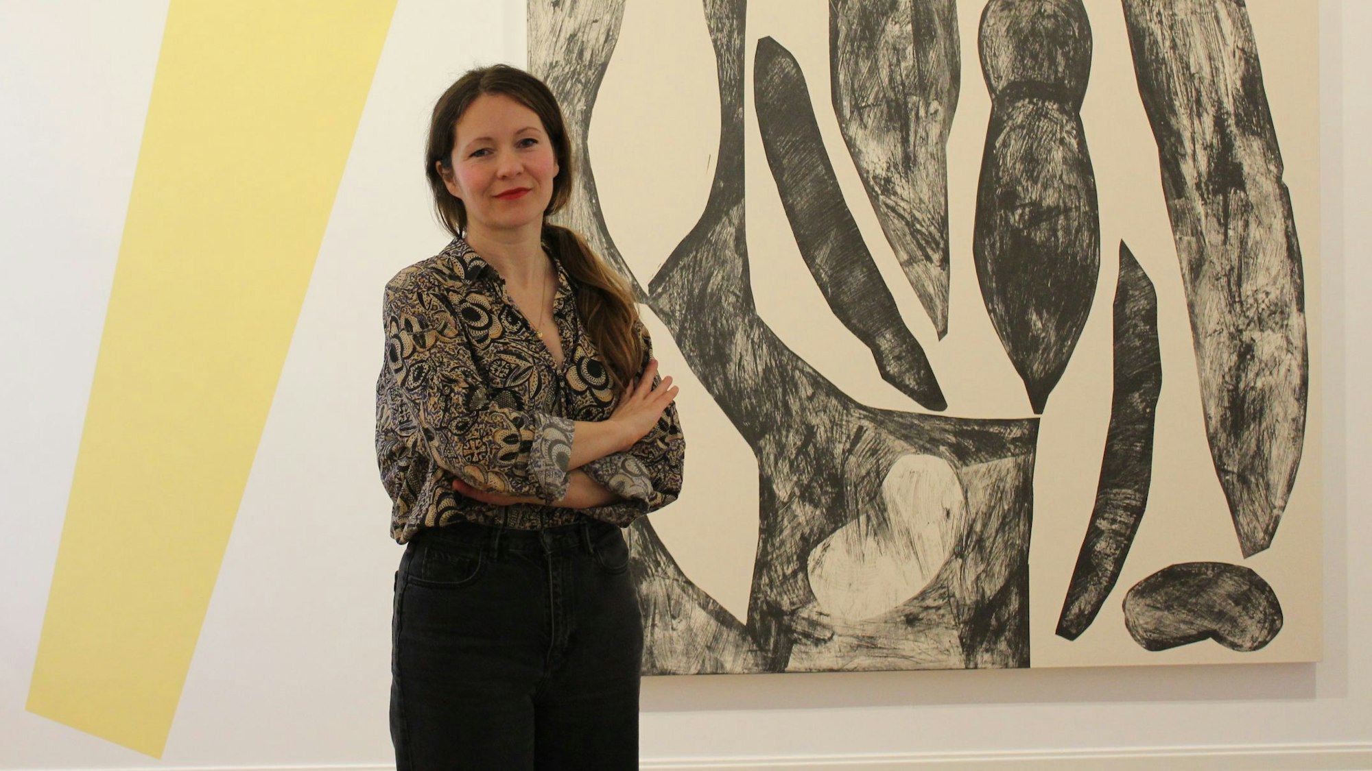 Zu sehen ist Frauke Dannert vor einem ihrer Werke.