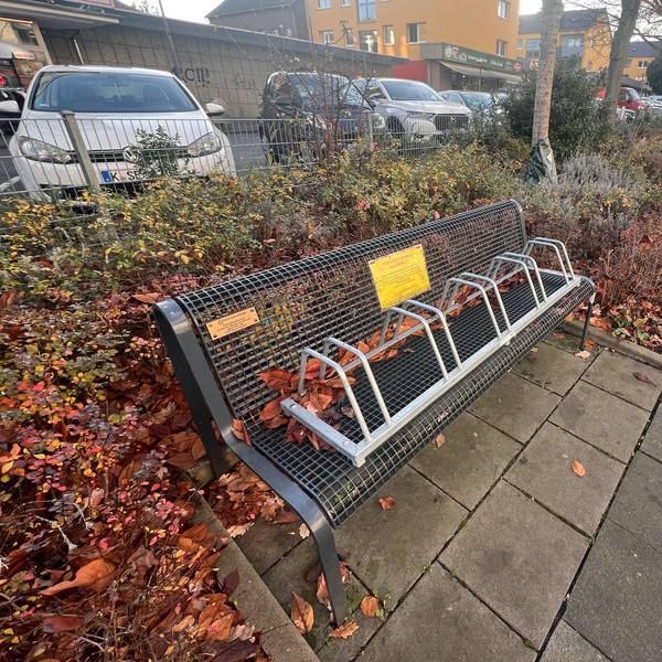 Gesperrt sind die Bänke an der Kaiserstraße in Urbach jetzt schon. Doch sollen sie noch abgebaut und an derer Stelle im Veedel ihren Platz finden.