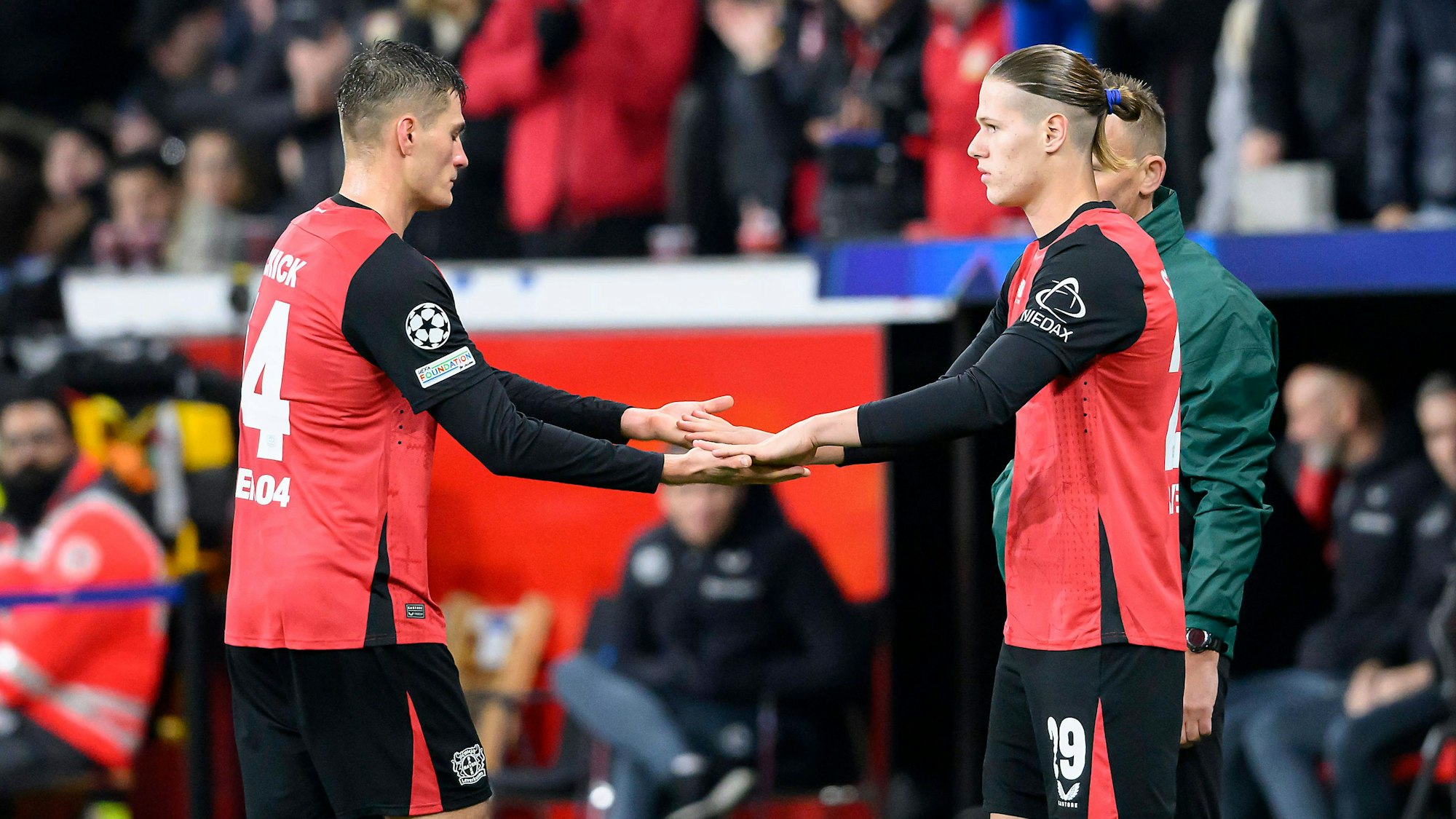 v.l. Patrik SCHICK LEV, Artem STEPANOV LEV Einwechslung, Auswechslung, Fussball Champions League, 5. Spieltag, Bayer 04 Leverkusen LEV - RB Salzburg RBS 5:0, am 26.11.2024 in Leverkusen/ Deutschland. UEFA regulations prohibit any use of photographs as image sequences and/or quasi-video  *** v l Patrik SCHICK LEV , Artem STEPANOV LEV Substitution, Substitution, Football Champions League, Matchday 5, Bayer 04 Leverkusen LEV RB Salzburg RBS 5 0, on 26 11 2024 in Leverkusen Germany UEFA regulations prohibit any use of photographs as image sequences and or quasi video Â