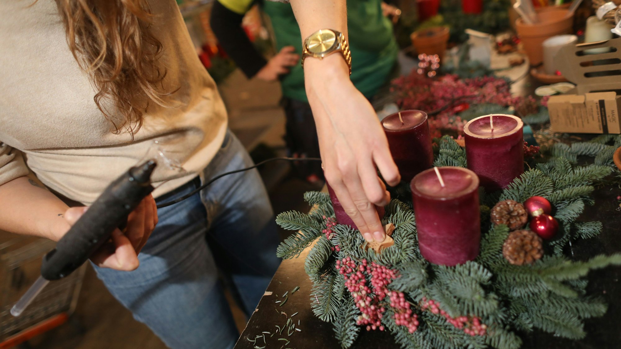 Beim Festkleben der Deko mit der Heißklebepistole sollte man vorsichtig sein: Der Kleber hat rund 220 Grad.