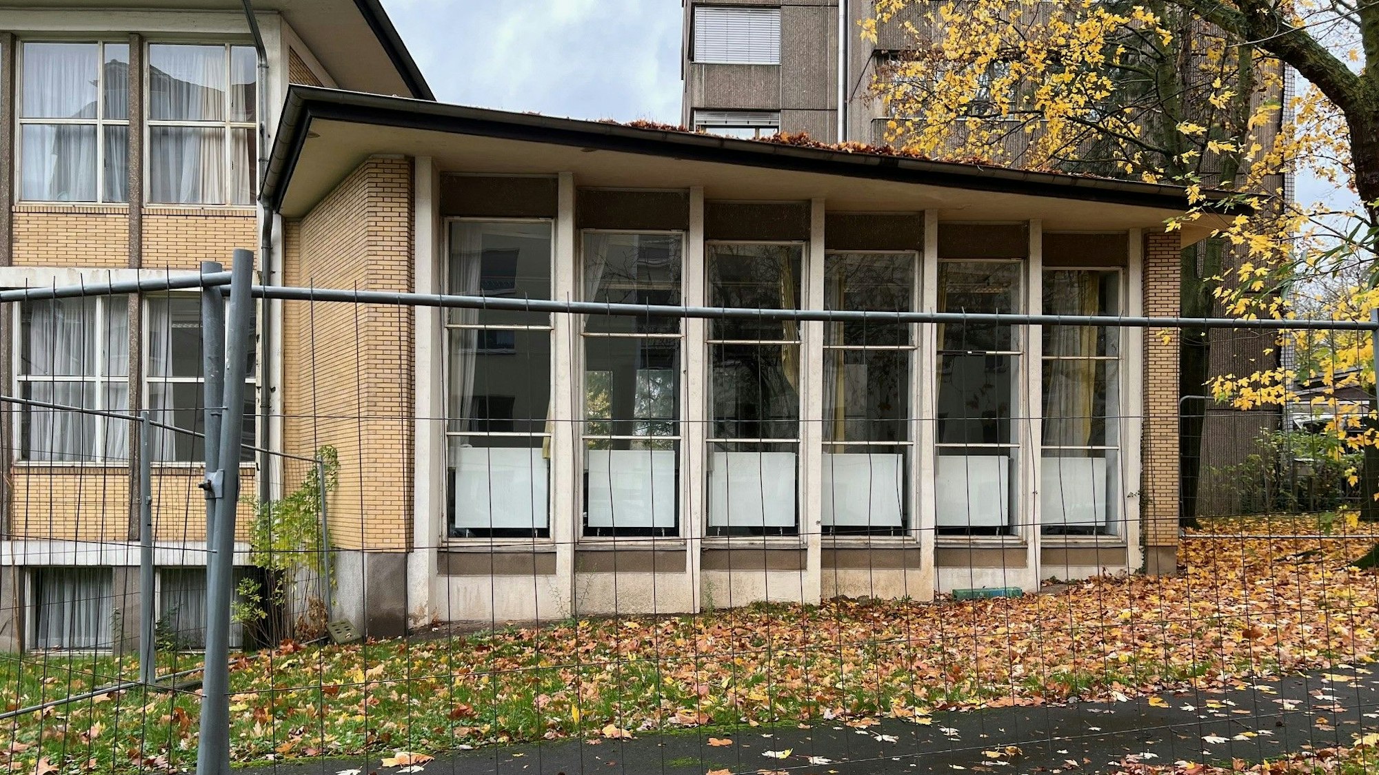 Zäune vor dem flachen Gebäudeteil des Rechtshauses