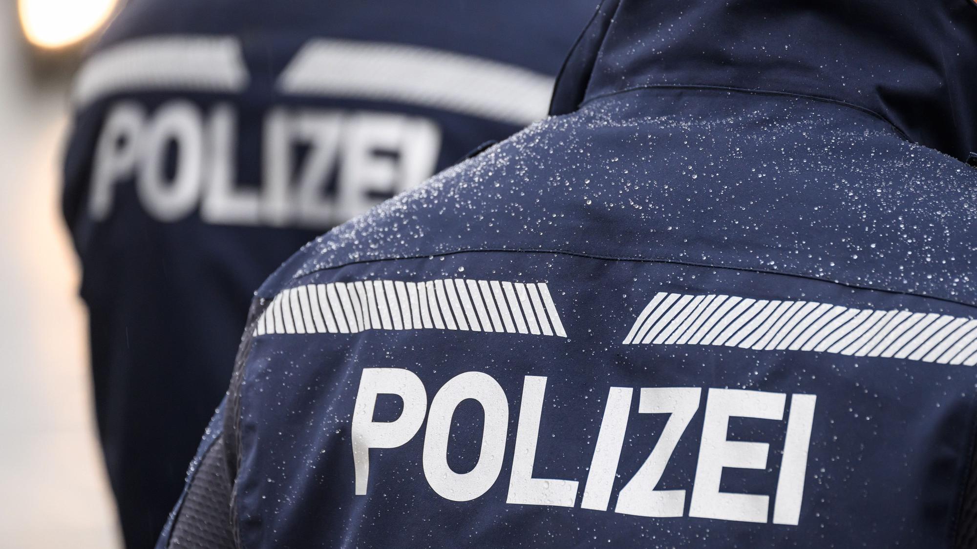 Ein Polizist steht während einer Kontrolle an einer Straße.