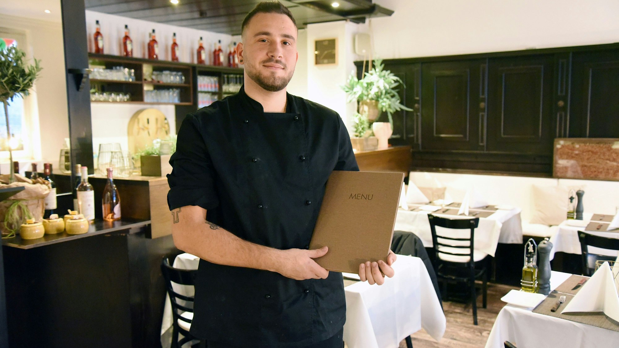 Restaurantchef und Koch Luca Marsico im Porträt.