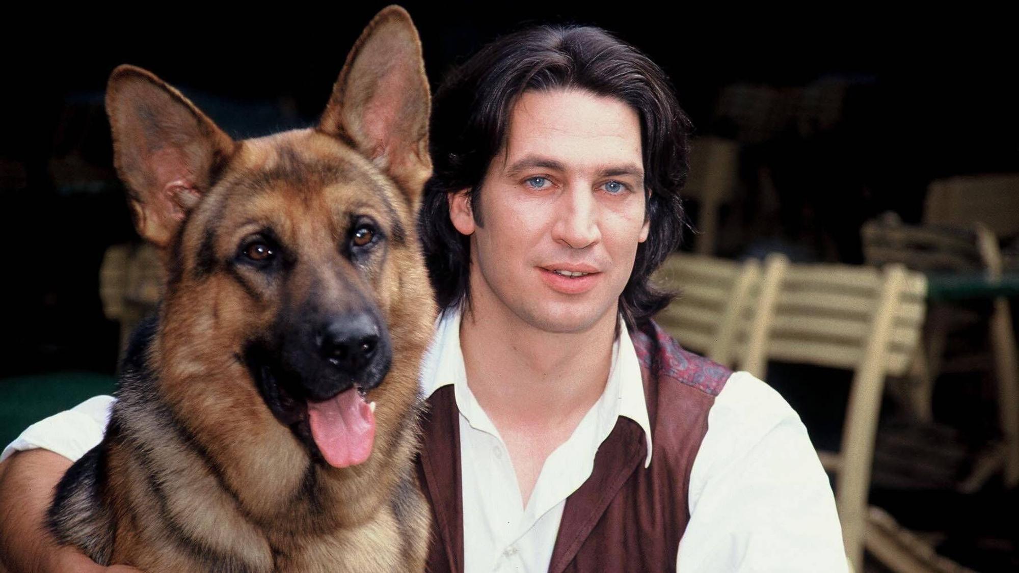 Tobias Moretti mit „Kommissar Rex“ in der gleichnamigen Serie, die zehn Jahre sehr erfolgreich auf Sat.1 lief.
