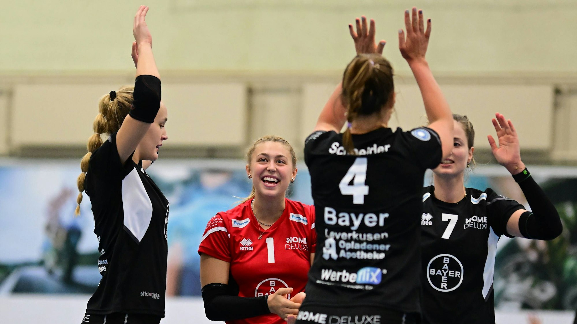Volleyball I Frauen I Saison 2024-2025 I 2. Bundesliga Pro I 6. Spieltag I Hamburger SV - BayerVolleys Leverkusen I 2.11.2024 spätere MVP Tessa Müller 1, BayerVolleys Leverkusen bejubelt einen Punkt für BayerVolleys Leverkusen mit Ihrem Team Hamburg ETV Sporthalle Hamburg Deutschland *** Volleyball I Women I Season 2024 2025 I 2 Bundesliga Pro I 6 Matchday I Hamburger SV BayerVolleys Leverkusen I 2 11 2024 later MVP Tessa Müller 1, BayerVolleys Leverkusen celebrates a point for BayerVolleys Leverkusen with her team Hamburg ETV Sporthalle Hamburg Germany Copyright: xLobeca/AndreasxHannigx