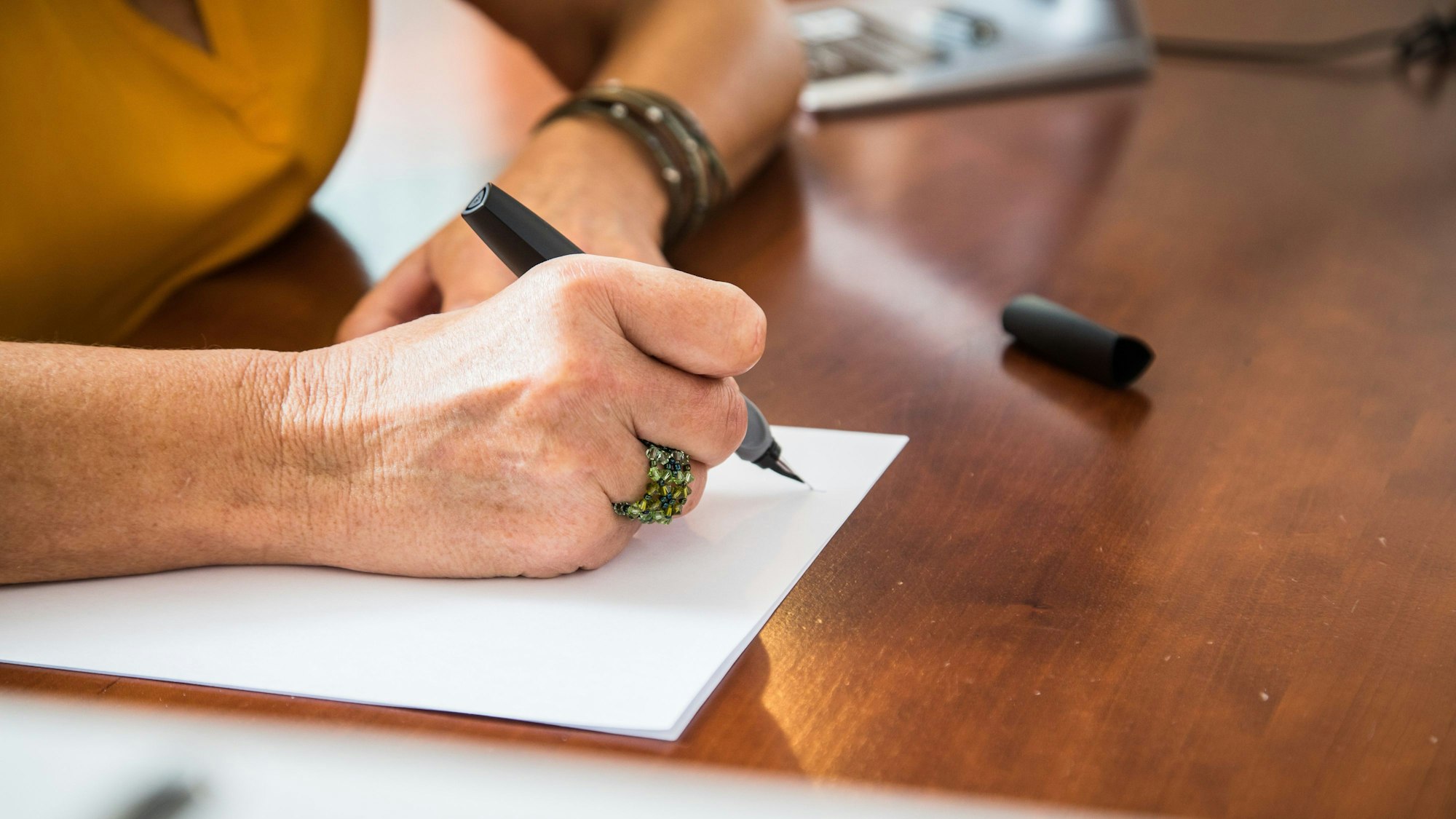 Eine Frau schreibt ein Testament.