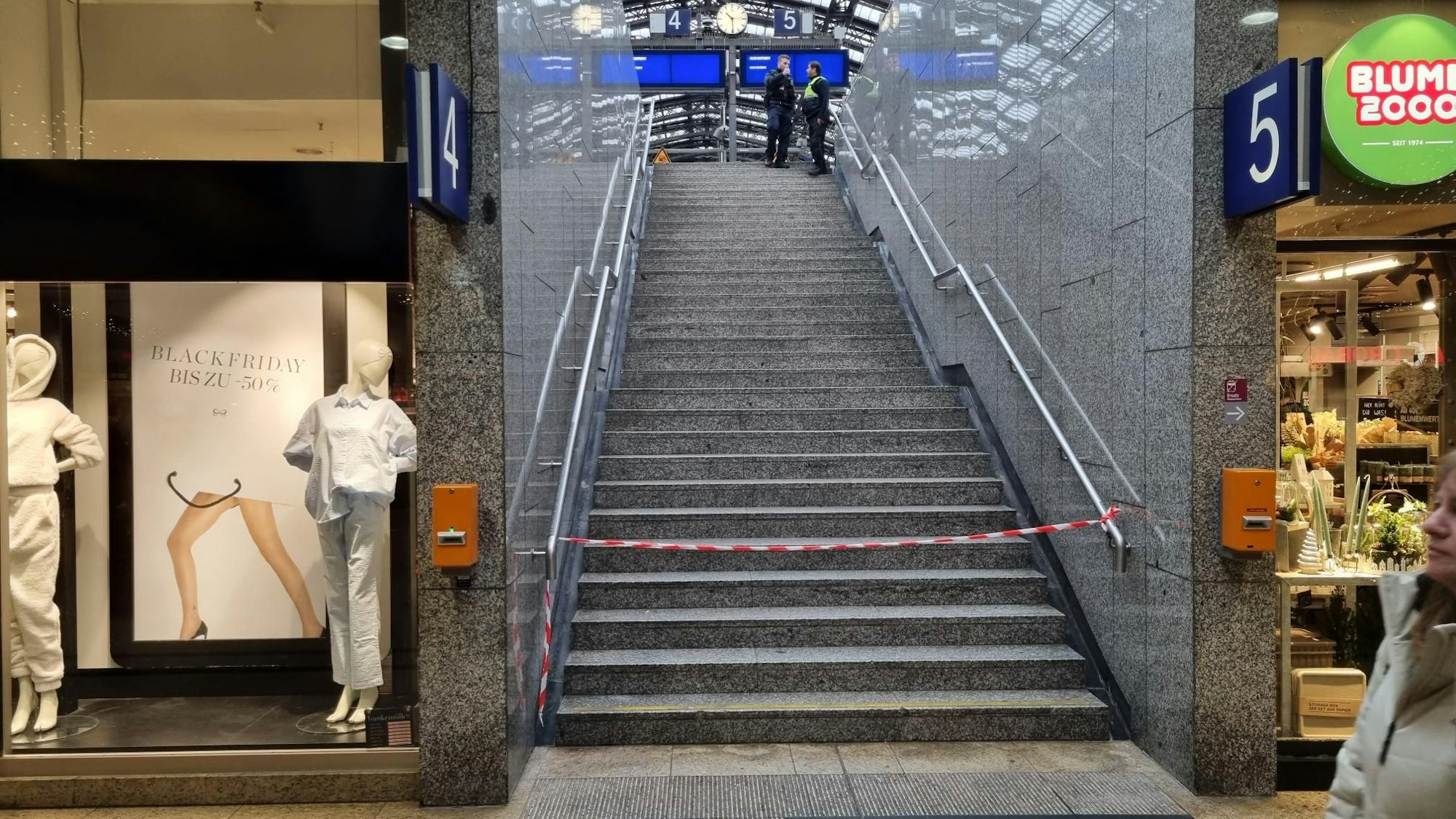 Die Gleisaufgänge am Kölner Hbf sind wegen eines Notarzteinsatzes gesperrt.