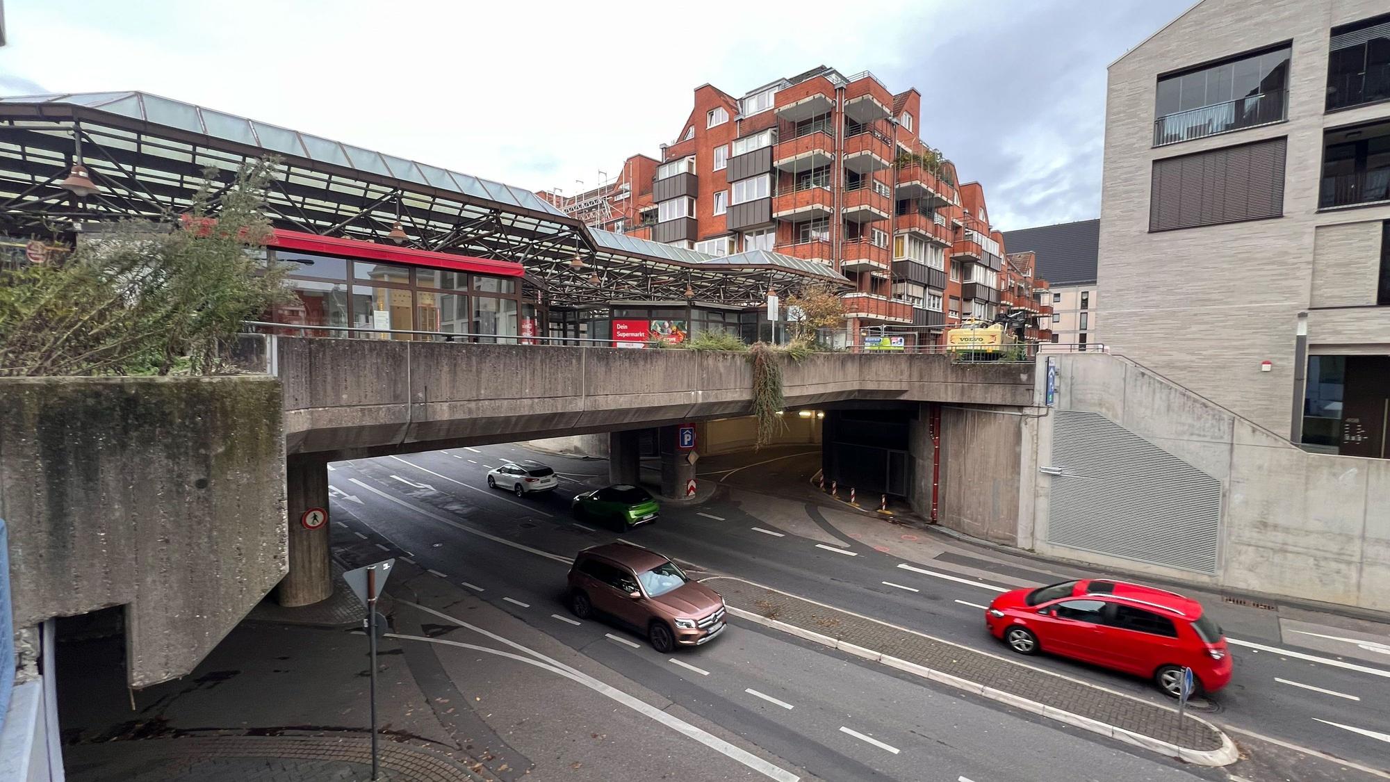 Auch die Brücke über die Hauptstraße soll neu gestaltet werden. Unter anderem sollen die Pavillons abgerissen werden.