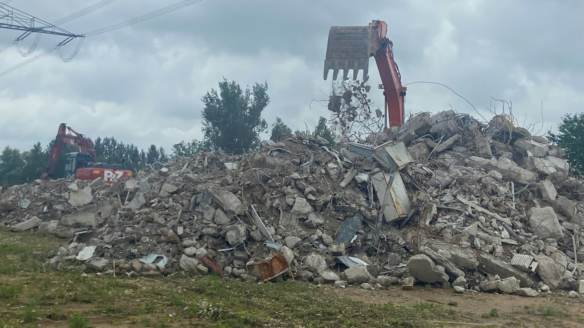 Das Bild zeigt einen Bagger bei Abbrucharbeiten.