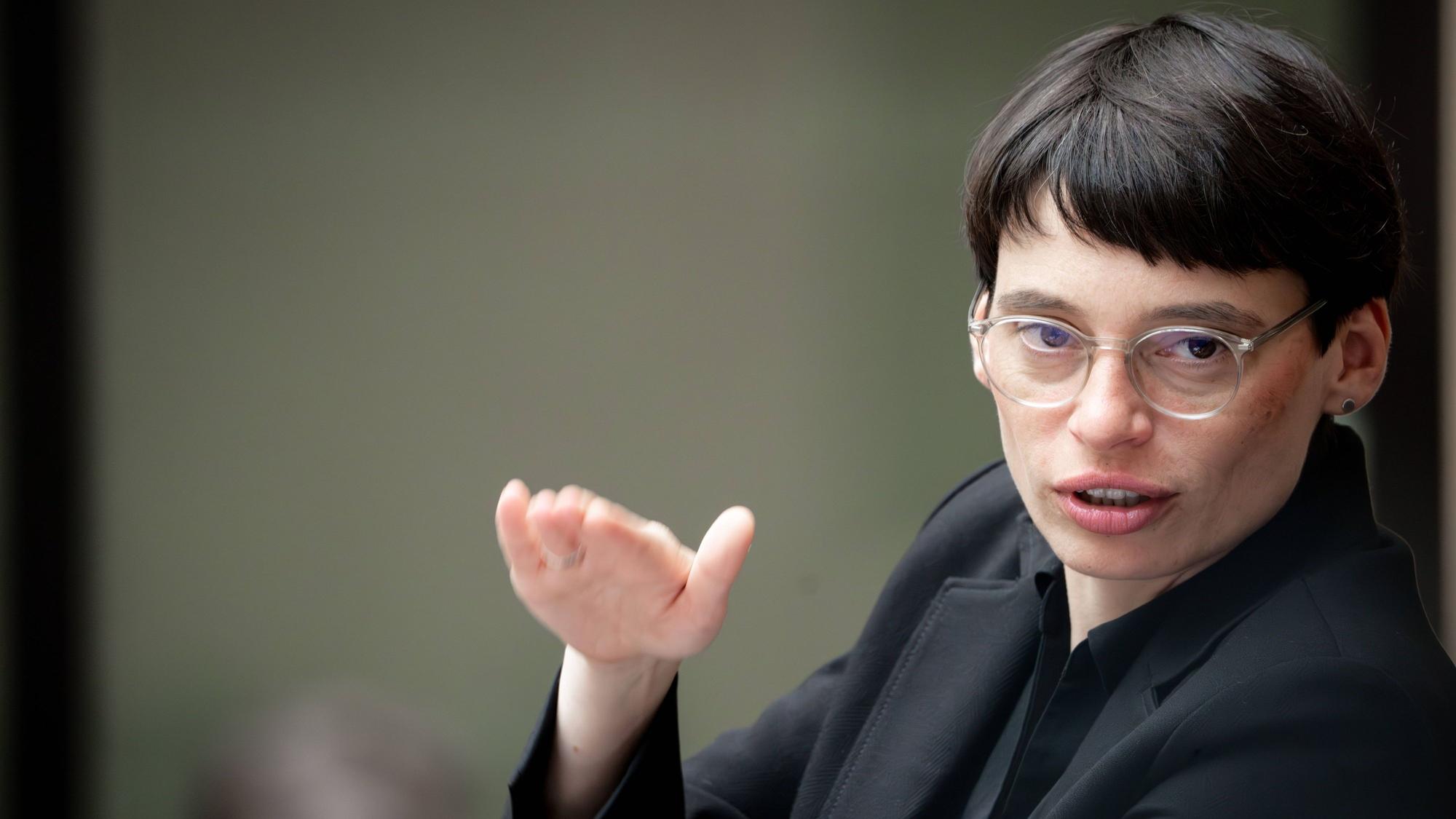 Josefine Paul, Ministerin für Kinder, Jugend, Familie, Gleichstellung, Flucht und Integration des Landes Nordrhein-Westfalen, wird von der Oppostion in NRW eine „Verschleierungstaktik“ vorgeworfen.