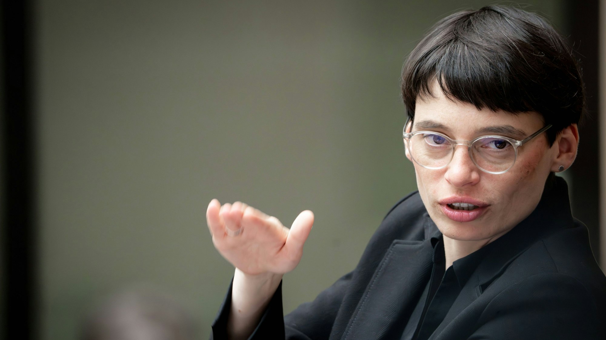 Josefine Paul, Ministerin für Kinder, Jugend, Familie, Gleichstellung, Flucht und Integration des Landes Nordrhein-Westfalen, wird von der Oppostion in NRW  eine „Verschleierungstaktik“ vorgeworfen.