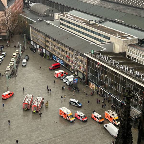 Feuerwehr, Polizei und Rettungswagen stehen vor dem Eingang zum Kölner Hauptbahnhof.