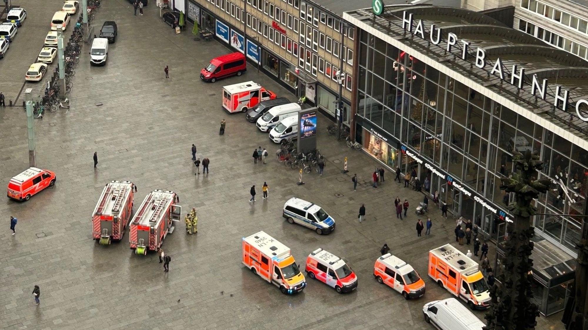 Feuerwehr, Polizei und Rettungswagen stehen vor dem Eingang zum Kölner Hauptbahnhof.