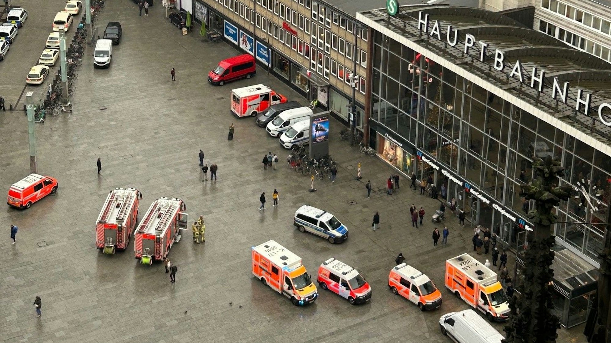 Feuerwehr, Polizei und Rettungswagen stehen vor dem Eingang zum Kölner Hauptbahnhof.