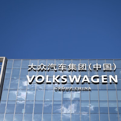 An der Fassade eines Gebäudes ist der Schriftzug der Volkswagen Group in China zu sehen.