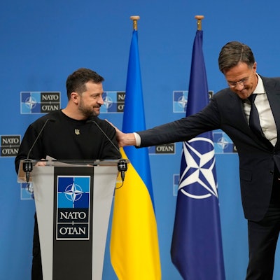 NATO-Generalsekretär Mark Rutte (r) und der ukrainische Präsident Wolodymyr Selenskyj nehmen an einer Pressekonferenz während eines Treffens der NATO-Verteidigungsminister im NATO-Hauptquartier in Brüssel teil.