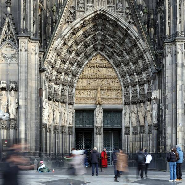 Das Marienportal des Kölner Doms ist 9,30 Meter breit und 28 Meter hoch.
