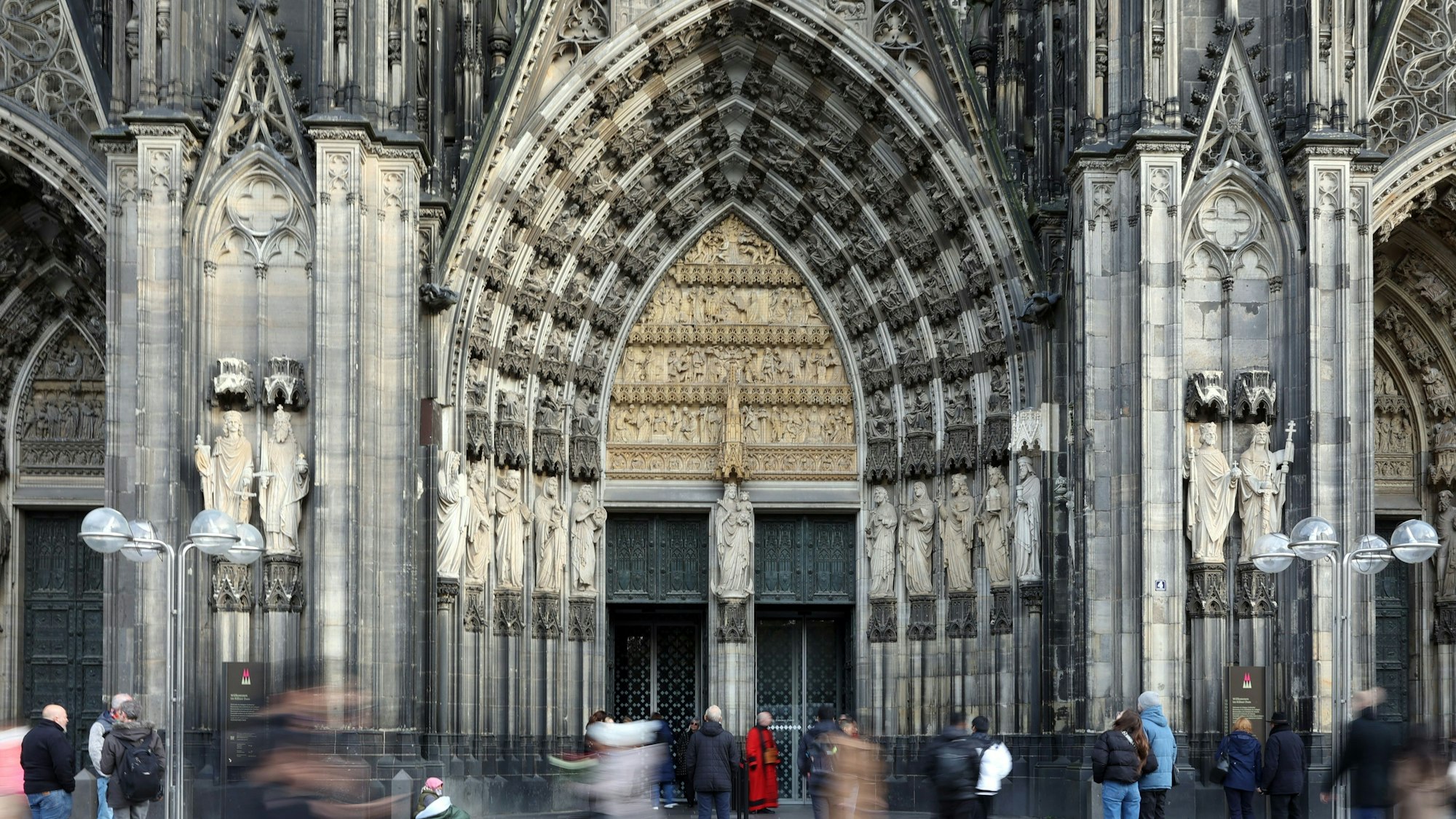 Das Marienportal des Kölner Doms ist 9,30 Meter breit und 28 Meter hoch.