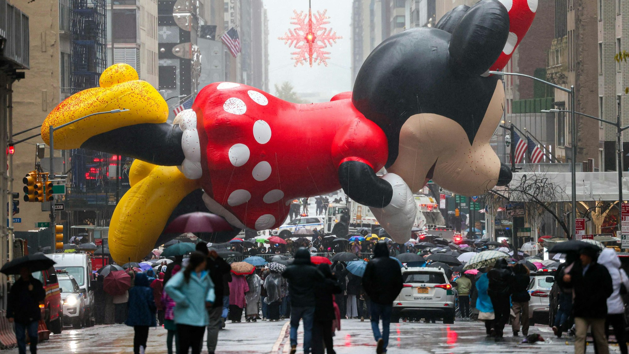 Im Laufe der Zeit haben sich rund um Thanksgiving viele Traditionen gebildet. Zu den bekanntesten gehören: die „Macy‘s Thanksgiving Day“-Parade in New York City.
