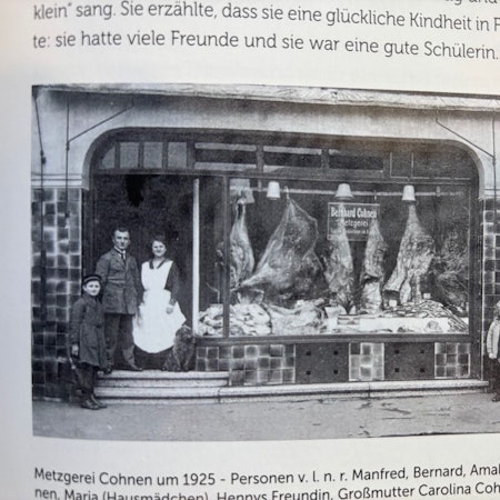 Auf dem Schwarz-Weiß-Bild ist ein Foto der Frechener Metzgerei Cohnen um 1925 zu sehen.