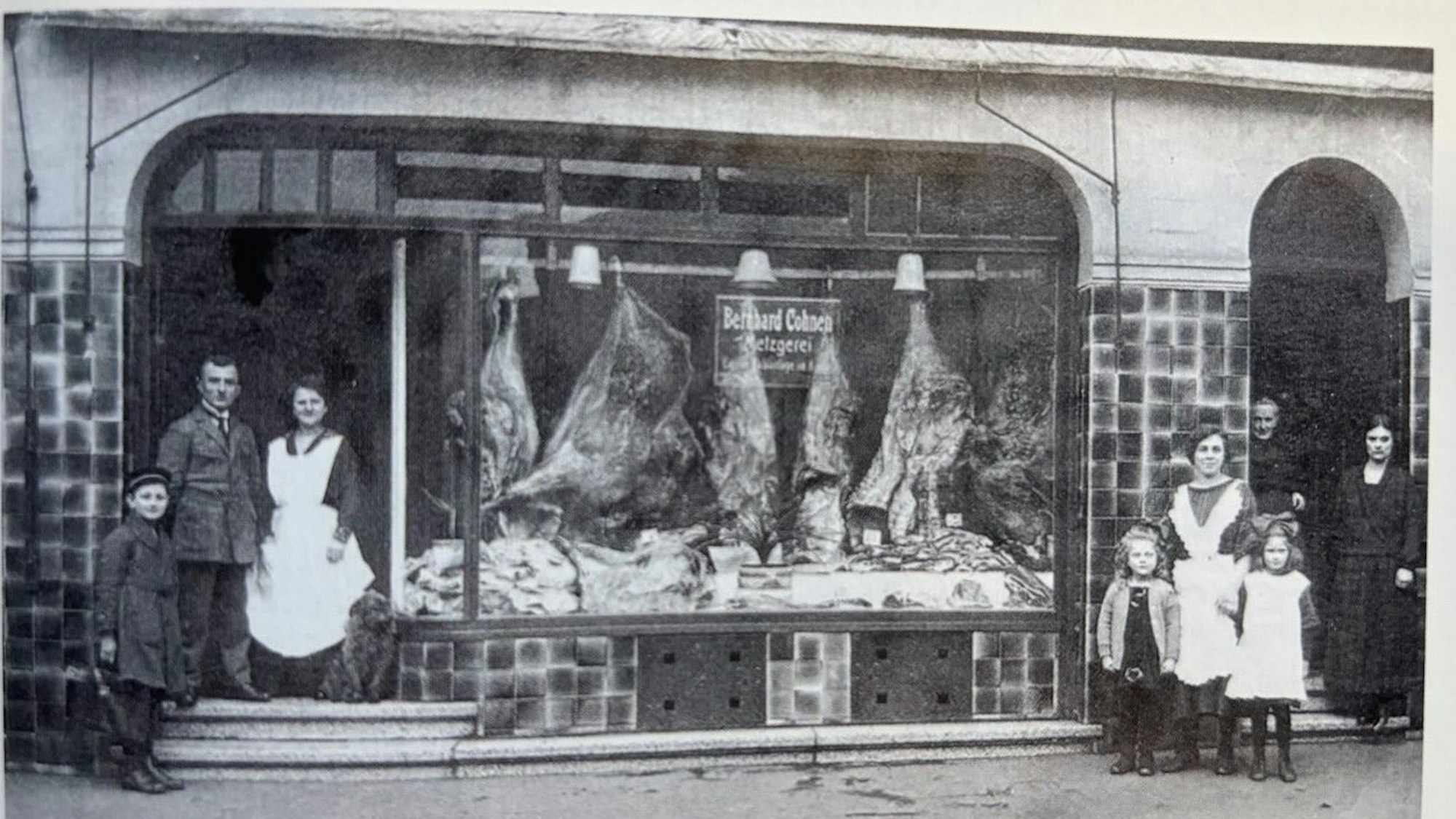 Auf dem Schwarz-Weiß-Bild ist ein Foto der Frechener Metzgerei Cohnen um 1925 zu sehen.