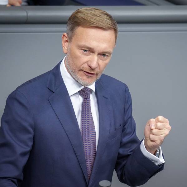 ARCHIV - 13.11.2024, Berlin: Christian Lindner, FDP-Parteivorsitzender, spricht im Plenum des Bundestags nach der Regierungserklärung. Themen sind u.a. das Ende der Ampelkoalition und die bevorstehende Neuwahl des Bundestags.