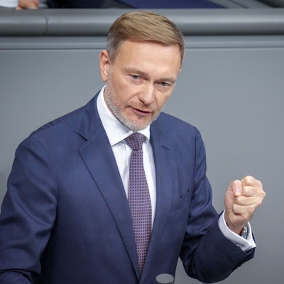 ARCHIV - 13.11.2024, Berlin: Christian Lindner, FDP-Parteivorsitzender, spricht im Plenum des Bundestags nach der Regierungserklärung. Themen sind u.a. das Ende der Ampelkoalition und die bevorstehende Neuwahl des Bundestags.