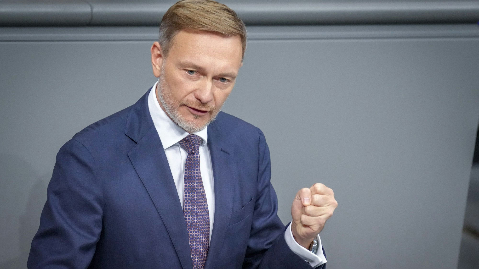 ARCHIV - 13.11.2024, Berlin: Christian Lindner, FDP-Parteivorsitzender, spricht im Plenum des Bundestags nach der Regierungserklärung. Themen sind u.a. das Ende der Ampelkoalition und die bevorstehende Neuwahl des Bundestags.